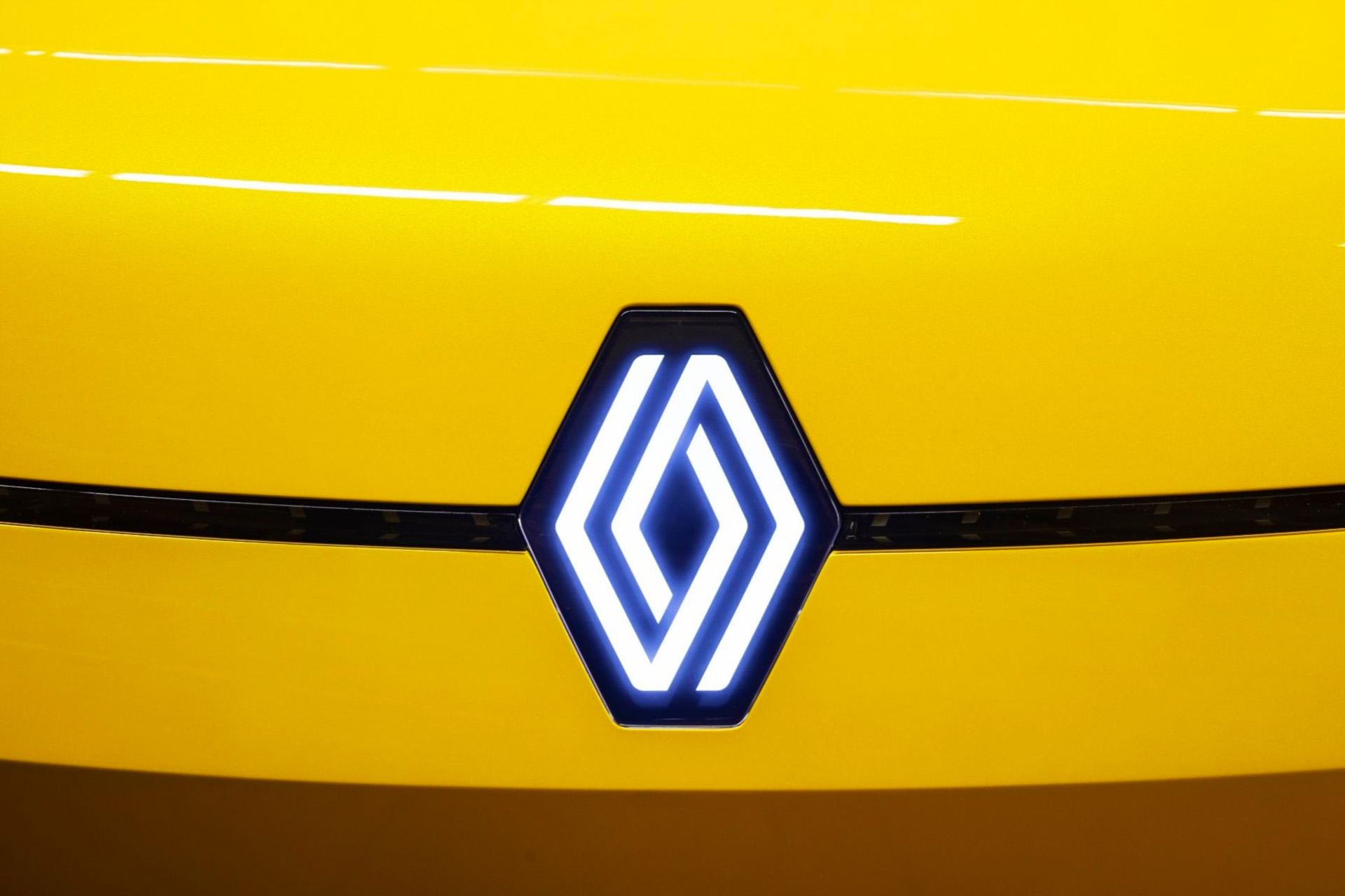 Новый логотип Renault светится на автомобильной решетке