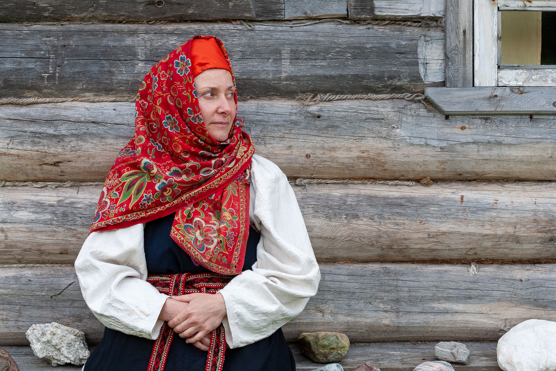 Женщина в народном костюме. Тоня Тетрина. Терский берег Белого моря. 2007
