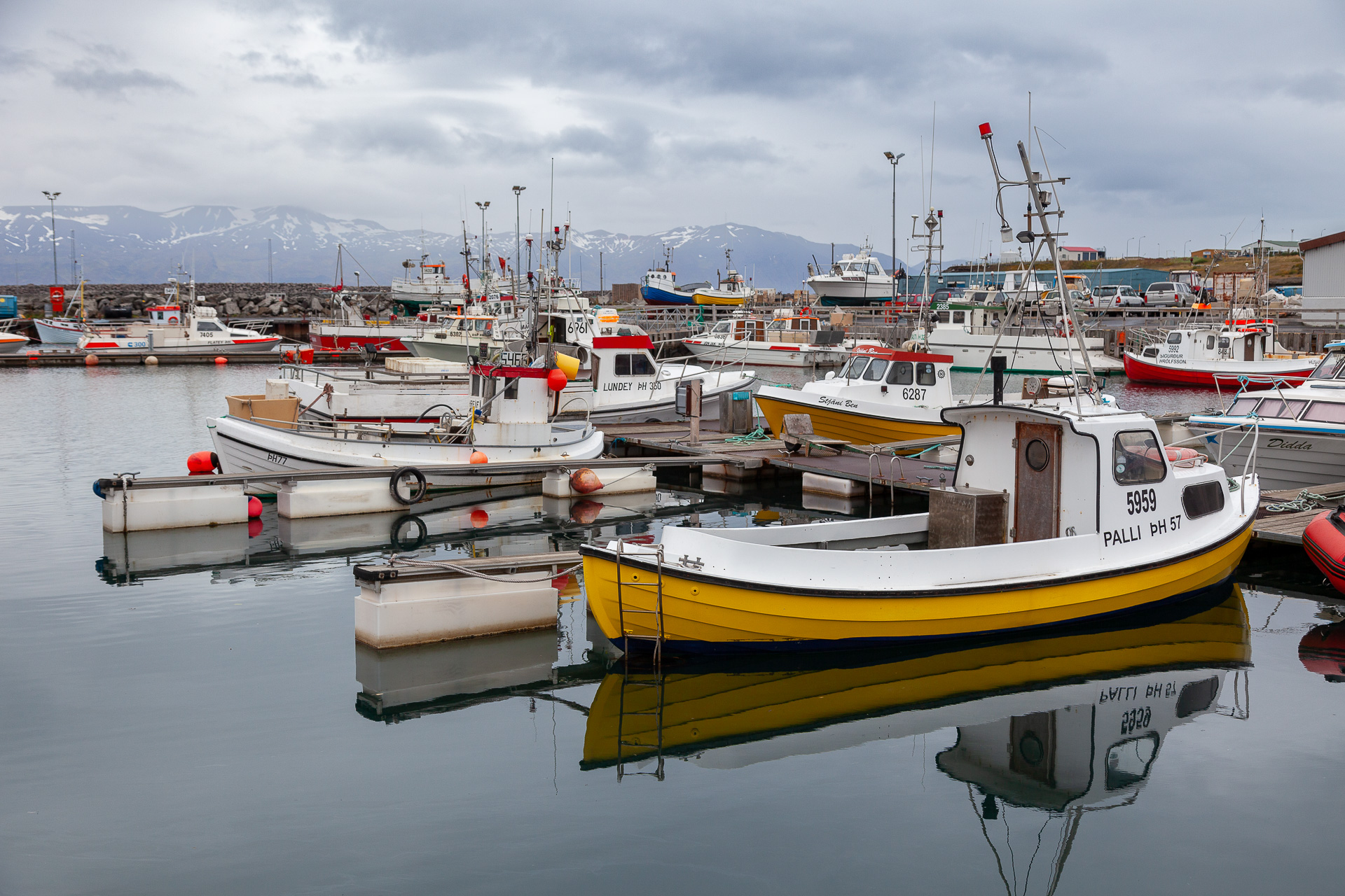 Морской порт Húsavík Harbour на северо-восточном побережье Исландии.