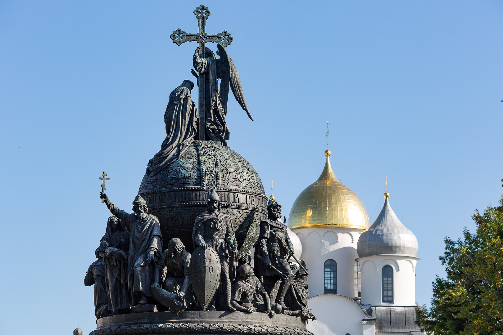 Памятник «Тысячелетие России» в Новгороде.