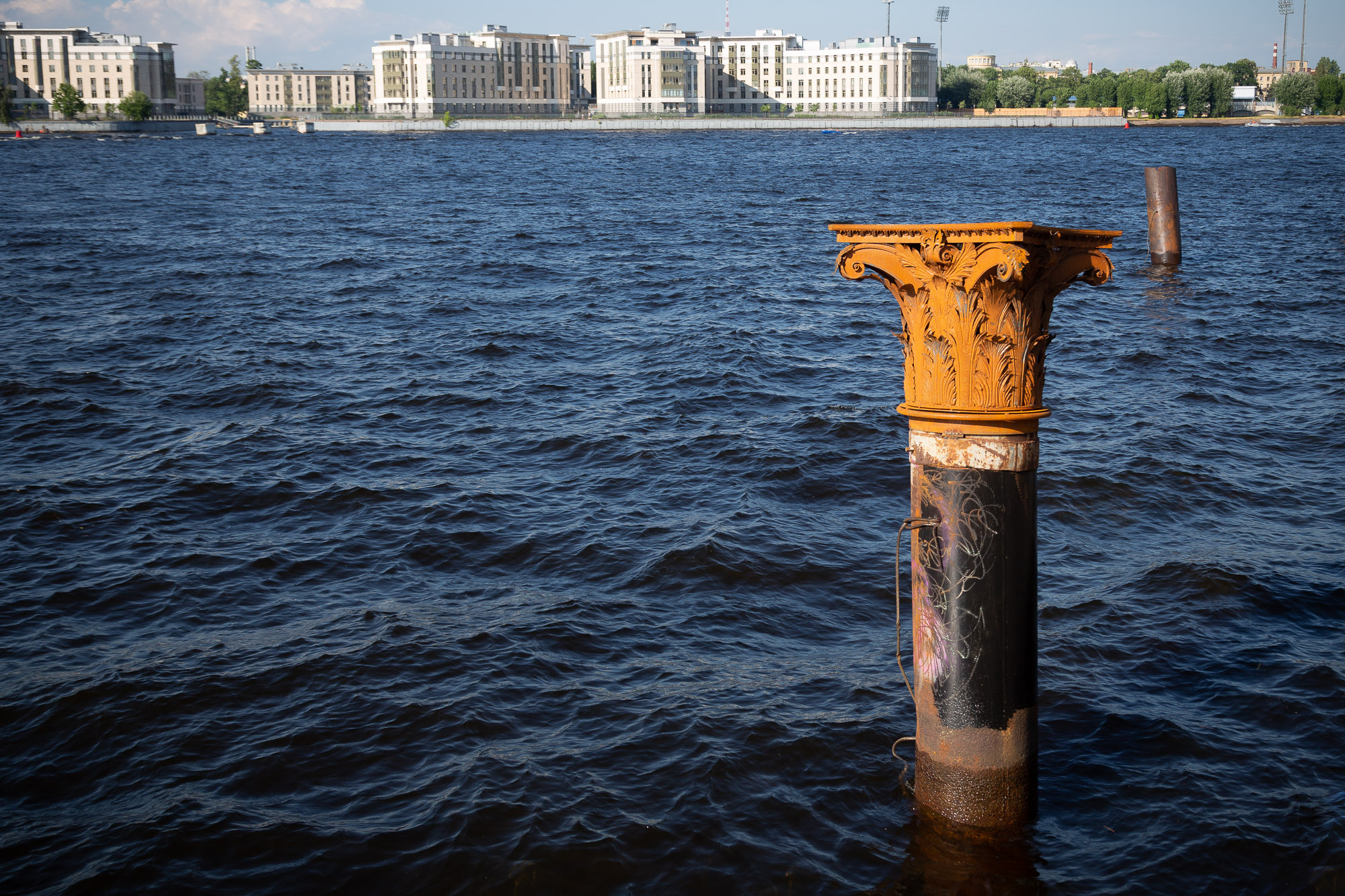 На набережной реки Смоленки появился новый арт-объект «Составной водный объект». Автор: Боремир Бахарев 
